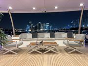 各階、船の後方に座るカウチ