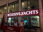 赤い上りと大きな看板でわかりやすい集合場所