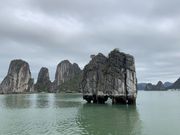 香炉岩：ベトナムの紙幣の絵にもなっている「香炉岩」。薄曇りだったので写真映えはイマイチですが、行って