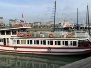 船：乗った船はこんな感じでした。船での食事はちょっと量が多かったかなあという印象です。