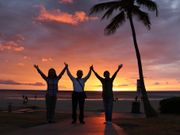 3人で夕焼けをバックにシルエット撮影