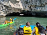 バンブーボートに乗り換えてトンネルの先へ