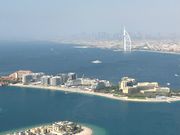 遠くにジュメイラ ブルジュ アル アラブ ドバイを望む