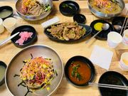 冷たいソバは冷麺。温かいソバは汁なしでした。どちらも美味しかった！