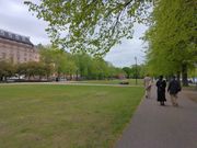 高級住宅街近くの公園　右側は港