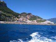 ボートからアマルフィ海岸を望む