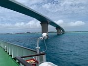 伊良部大橋の下を通る瞬間