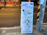 この看板前の建物の2階です