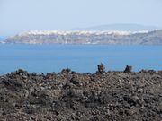 ネアカメニ島の溶岩台地から対岸にイアの街を望む