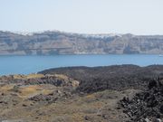 黒々とした噴火の跡と対照的な白壁の街々