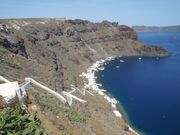 サントリーニと対をなすカルデラの外輪山ティラシア島