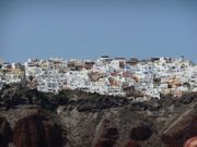 船から見上げたイアの街並み