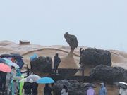 野柳地質公園にて、雨の中クイーンズヘッドに並ぶ列