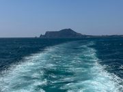 船で牛島へ。城山日出峰が見える。