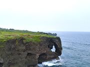 曇天。潮風と雲のグレーが、岩肌のダイナミックさを引き立ててました。これはこれで味わい深い。