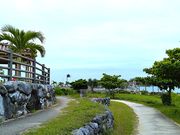 この道の先に何があるか、知らなくても歩きたくなる。曇り空に照らされた緑が、逆に鮮やか。