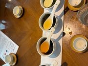 台湾烏龍茶の試飲です。香りや味、それぞれの違いを体験できます。