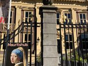 こじんまりとした正門