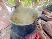 移動中、島での生活が垣間見れた一コマ
このお鍋で3時間も煮込むんだって
美味しいの作ってね🍲