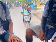 レンボンガン島の移動は軽トラを改良して、屋根とシートが付いた乗り物。
大好きなガイドと一緒に🚚