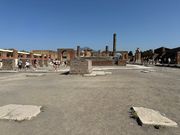 神殿とヴェスビオ火山