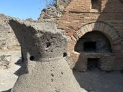 パン屋跡　手前は奴隷が粉を引いた石臼