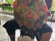 ココナッツの実を削っている現地の方