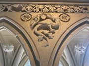 ブドウを食べる龍