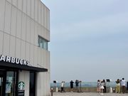 展望台にあるStarbucks  平日にも関わらず混雑していました。