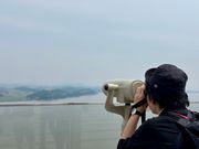 望遠鏡で北朝鮮側の建物を近くみることが出来ます。