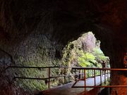 溶岩流でできた洞窟144m