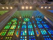 優しい光が差し込む大聖堂内部