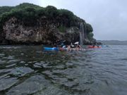 奥にレアな滝が見えます　シーカヤックも楽しかった