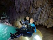 パンプキン型の鍾乳洞の上で記念撮影　ここから飛び込みます