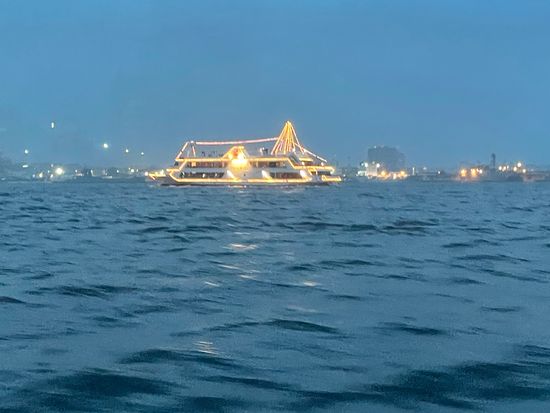 川崎工場夜景クルーズ SFのような不思議な光の世界へナイト