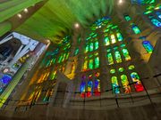 サグラダファミリア内神秘的なステンドグラス空の光