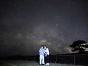 うしろ右上に流れ星が