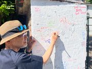 アビーロードのスタジオの門柱に「平和を我らに」と落書き。US Strike Iranの日。