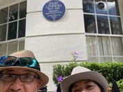 Jonがヨーコと１年住んでた家の前で、ガイドの浩子さんと。