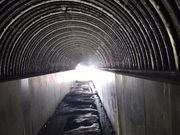 島武意海岸へのトンネル