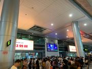 待ち合わせ場所の様子。今回は左端の柱のあたりに名前のボードがありました。