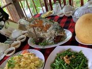 昼食の魚。ここで養殖しているみたいです。この後、係の人が少し解体して試食させてくれます。