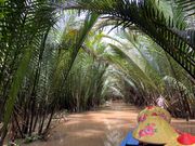 手漕ぎボートで水路を散策。