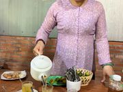 ハチミツ茶をご馳走してくれます