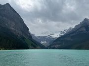 レイクルイーズの湖とビクトリア氷河です。