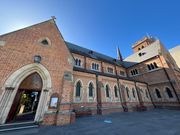 街中に戻り見学した教会