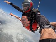 両腕を広げてダイブ