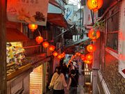 赤い提灯が灯る