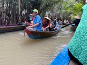 小舟に乗り換えジャングルクルーズ