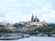 船上からプラハ城を眺める